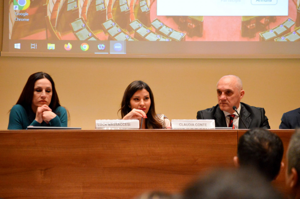 Roma, al Senato l’evento “Bullismo e disagio giovanile” con Claudia ConteL'evento ha avuto l'obiettivo di affrontare il fenomeno del tradizionale bullismo, che con il tempo sta assumendo forme sempre più tecnologiche, a causa del costante uso dei socialVenerdì 13 febbraio 2026 si è svolto presso la Sala dell’Istituto di Santa Maria in Aquiro, Senato della Repubblica, l’evento “Bullismo e disagio giovanile: una responsabilità nazionale”. A moderare l’incontro la giornalista Claudia Conte, Portavoce Osservatorio Nazionale sul Bullismo e sul Disagio Giovanile.Ampio spazio è stato dedicato ai saluti istituzionali: Andrea Paganella ,Componente della 7° Commissione del Senato e della Commissione per l’Infanzia e l’adolescenza e Alessandro Battilocchio, Presidente Commissione Parlamentare di inchiesta sulle condizioni di sicurezza e sullo stato di degrado delle città e delle loro periferie.I lavori sono stati assegnati a Luca Massaccesi (Presidente Osservatorio Nazionale sul Bullismo e sul Disagio Giovanile), Arianna Fanuli (responsabile Terzo Settore Bistoncini Partner),  Mino Dinoi  (Presidente Confederazione AEPI), Roberto Genovesi (Direttore RAI Kids), Elena Palazzo (Assessore Turismo, Ambiente, Sport, Cambiamenti Climatici, Transizione energetica, Sostenibilità, Regione Lazio), Dona Massimiliano Parrella (Superiore Generale della Congregazione Poveri Servi della Divina Provvidenza “Opera Don Calabria”), Valerio De Gioia (Magistrato), Elisa Caponetti (Presidente Comitato Scientifico Osservatorio Nazionale Bullismo e sul Disagio Giovanile), Felice D’Endice (Direttore Comunicazione ADNKronos), Giovanni Marchetti (Responsabile Filatelia Poste Italiane).L’iniziativa ha avuto l’obiettivo di rafforzare una strategia condivisa di prevenzione e contrasto al bullismo, al cyberbullismo e disagio giovanile; particolare attenzione ai modelli educativi efficaci e strumenti concreti di intervento.Ospite d’onore Annalisa Minetti cantautrice, atletica paralimpica e modella italiana, che ha evidenziato come il ruolo dei genitori è fondamentale per una educazione, vigilanza e vicinanza nella vita di tutti i giorni per i più piccoli e in tutta la fase dell’adolescenza.“E’ importante dare il giusto esempio ai nostri figli”, queste le sue parole.