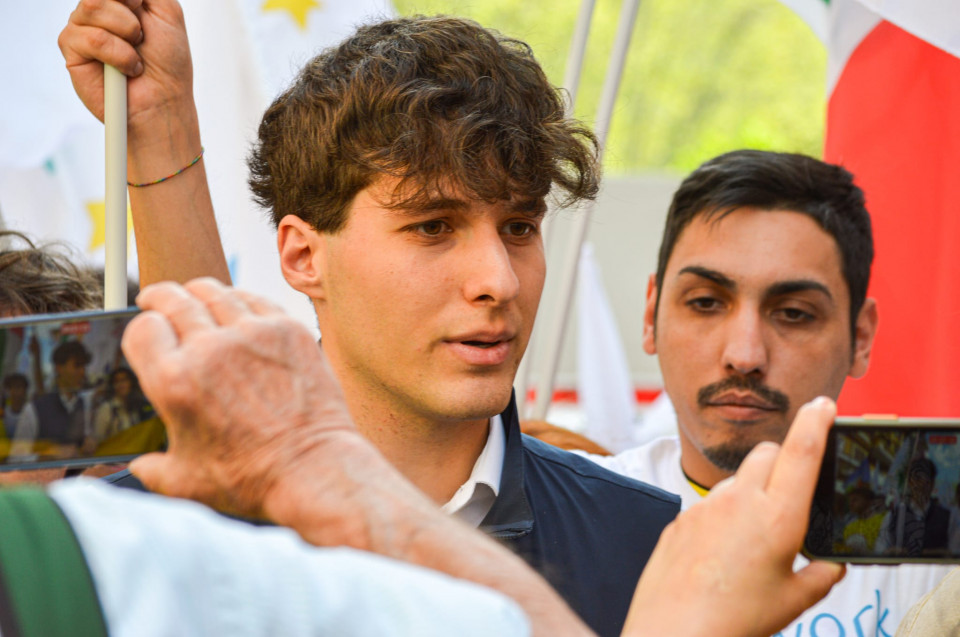 Il giovane attivista  Riccardo Mirarchi perde la vita sulla pista da sci.Una tragedia inimmaginabile quella avvenuta nel pomeriggio di mercoledì 21 gennaio sulle piste da scii di Courmayeur. Un giovane ragazzo romano, di 20 anni ha perso la vita mentre era in  vacanza con la ragazza sulla neve, una vacanza diventata incubo.Attivista del M5S Riccardo Mirarchi era impegnato con il partito  politico di Giuseppe Conte, il quale in modo tempestivo lo ha ricordato così sui social: “Era attivo nel M5S. Continueremo a portare avanti le battaglie in cui credevi. Non si può morire a 20 anni, è un dolore per tutti noi”.Il ragazzo, ha spiegato Conte, faceva parte del Network giovani del Movimento 5 Stelle, l’organo del partito dedicato agli iscritti con meno di 36 anni.Il tragico incidente è avvenuto attorno alle 15:45 del 21 gennaio sulla pista numero 26 di rientro di Dolonne, a Courmayeur.Dopo aver perso il controllo durante la discesa sarebbe uscito dalla pista a grande velocità, schiantandosi contro un albero. Una morte instantanea.Due  sarebbero i testimoni dell’accaduto, mentre un altro sciatore stava scendendo dalla stessa pista del giovane assieme alla fidanzata.I soccorsi sono arrivati nell’immediato sul posto nel vano tentativo di rianimare il ragazzo. I traumi  riportati al volto e al torace si sono però rilevati troppo gravi, constando il decesso di Riccardo.I giovani militanti e i cari amici lo ricordano  sui social con tanto affetto.Di Irene Cinardi