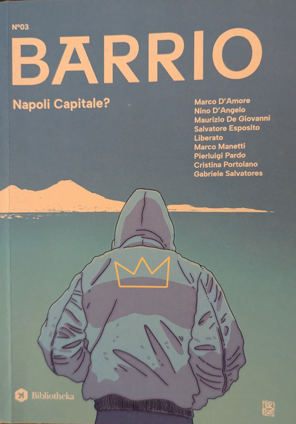 BARRIO nr. 3 Aprire il terzo numero di Barrio, intitolato Napoli Capitale?, è come uscire per una passeggiata per i vicoli della città, respirarne l’odore di caffè, ascoltare il rumore dei motorini e percepire la vita che scorre nei cortili e nelle piazze. Non è una guida turistica, né un saggio accademico: è un ritratto a più mani, un atlante emotivo e culturale che prova a catturare l’anima di Napoli, tra contraddizioni, energie e possibilità nascoste, genialmente armonizzato dal suo direttore Boris Sollazzo che ne cura alcune pagine dedicate ad uno dei tanti pezzi di cuore della città – Diego Armando Maradona, insaporito con Pino Daniele, un pizzico di Sergio Bruni e una spolverata di Massimo Troisi. Sapientemente armonizzati.La domanda che dà il titolo al numero — Napoli può definirsi una capitale? — resta sospesa tra le pagine, quasi a farti voltare lo sguardo verso il Golfo, il Vesuvio e i tetti di tufo. E mentre cammini, ti accorgi che ogni contributo è come una porta aperta su un cortile diverso: c’è chi ti racconta la città attraverso i successi sportivi e culturali, chi osserva i quartieri popolari e le periferie dimenticate, chi usa la poesia e la narrazione per restituire il rumore e la musica della vita napoletana.Giornalisti, narratori, critici e artisti — Anna Trieste, Rosario Gallone, Bruno Siciliano, Errico Novi e tantissimi altri — si alternano tra storie intime e riflessioni collettive. Ogni voce aggiunge un frammento alla mappa della città, e il lettore si ritrova a camminare senza meta precisa, ma con lo sguardo attento a cogliere dettagli e scorci: un balcone fiorito, il vociare dei bambini, il profumo di pizza appena sfornata.Il volume non nasconde le contraddizioni: Napoli è fragile e forte, caotica e poetica, globale e radicata nella sua storia. Ma proprio queste contraddizioni la rendono viva. E Barrio le accoglie tutte, trasformandole in un dialogo continuo tra le pagine. Non ci sono conclusioni definitive, solo storie che si intrecciano e prospettive diverse che fanno sentire il lettore parte della città stessa.Il fascino del volume sta proprio in questo: è un invito a perdersi tra le strade di Napoli, a sentirne l’energia, a osservare la sua bellezza e la sua complessità. È una passeggiata che ti lascia con il desiderio di tornare, di esplorare ancora, di ascoltare nuove voci. In fondo, leggere Barrio. Vol. 3: Napoli Capitale? è un po’ come vivere la città dall’interno, con occhi nuovi, pronti a stupirsi a ogni passo. E ad innamorarsene ancora…