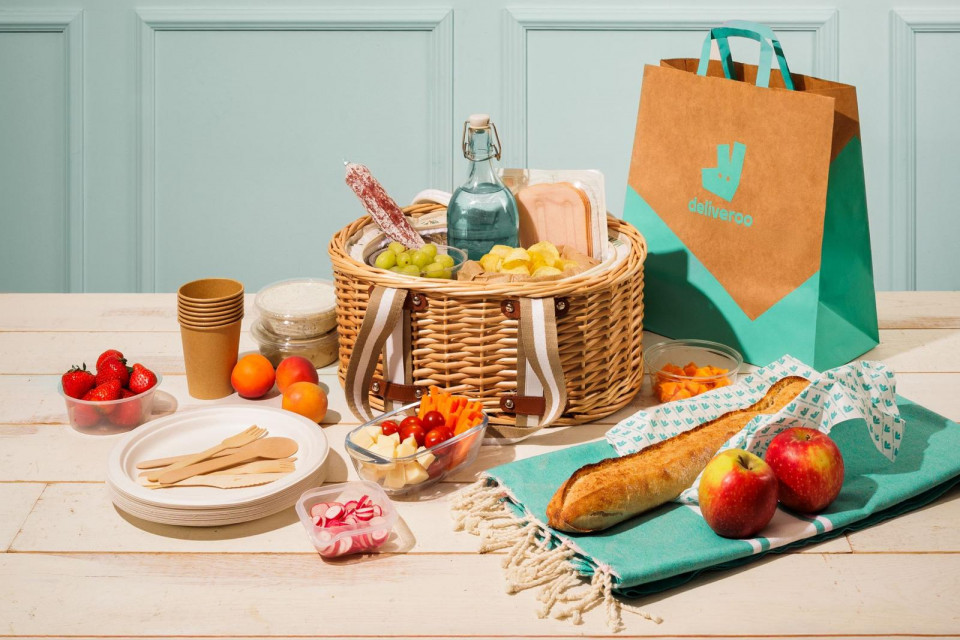VEGANUARY: DELIVEROO, +80% DI CIBO VEGANO NEL 2025<br />● Nel mese dedicato alla nutrizione plant-based Deliveroo condivide alcuni dati sulla crescita sorprendente del gradimento degli italiani per la dieta vegana.<br />● Tra le città che emergono come vegan lover nel 2025 sorprendono Bologna, Genova e Cagliari<br />● La Dott.ssa Francesca La Farina, Nutrizionista Specialista in Patologia Clinica, intervistata da Deliveroo: “un mese di dieta vegan può portare grandi benefici all’organismo. Il food delivery un alleato per seguire questo tipo di alimentazione”.<br /><br />Deliveroo  celebra il Veganuary<br /> Per celebrare il Veganuary, che ogni anno invita le persone a provare una dieta plant-based per il mese di gennaio, Deliveroo condivide alcuni dati che rivelano come questa dieta sia una scelta sempre più amata dagli italiani. <br /><br />Infatti, secondo i dati Deliveroo nel corso del 2025, si è registrato in tutto il paese un aumento percentuale dell’80% negli ordini di pietanze vegane ma ciò che sorprende sono i dati di crescita in alcune aree con una tradizione culinaria fortemente basata sul consumo di carne e pesce:<br /><br />● Genova registra una crescita degli ordini vegani di oltre il 570% <br />● Bologna registra un aumento del 200% <br />● Sassari oltre il 290%<br />● Cagliari oltre il 110%<br />● Napoli circa il 50%<br />In tutta Italia, richiesta e offerta di alternative plant-based sono in continuo aumento, con piatti che spesso consentono di fare pasti sia sostenibili che salutari. Ma come incide la dieta vegana, anche soltanto per il mese di gennaio, sul nostro corpo? Come può aiutare il food delivery a seguire questo tipo di alimentazione? Deliveroo ha chiesto un parere alla Dott.ssa Francesca La Farina, nutrizionista specializzata in dieta vegana.<br /><br />Un mese di dieta vegana per un detox completo del nostro organismo<br />“Con un mese di dieta vegana ben pianificata si possono ottenere molti benefici per l’organismo come:<br /><br />● miglioramento della salute del microbiota intestinale grazie alla maggiore assunzione di fibre.<br />● miglioramento del sistema cardiovascolare (riduzione di colesterolo<br />e trigliceridi) attraverso la riduzione dei grassi saturi di cui è più ricca la carne.<br />● detox dell’organismo dalle tossine accumulate con una dieta a base di carne.<br />● controllo migliore del peso corporeo”.<br /> <br />“Oggi il delivery può essere un alleato per seguire la dieta vegana. Esempi di menù facili da ordinare potrebbero essere i piatti unici come i pokè bowls vegani a base di cereali integrali o pseudocereali (più ricchi in proteine) come la quinoa, legumi, avocado e verdure oppure piadine, burritos, tortilla con hummus di ceci o tofu, guacamole e verdure, panini con falafel di ceci o polpette alla zucca e piselli e verdure. Anche sui dolci le idee per il delivery sono ricchissime: dal golden milk al porridge di avena al cacao,frutta fresca e burro di arachidi, oppure il babka alla crema di nocciole e il più classico apple pie con gelato alla vaniglia.”<br /><br />Alimentazione plant-based e massa muscolare:il grande pregiudizio<br /><br />“Essere vegani e desiderare di aumentare la massa magra è un obiettivo assolutamente realizzabile come dimostrano famosi atleti con una dieta vegana come Novak Djokovic, Venus e Serena Williams o il rugbista italiano Mirco Bergamasco. L’importante è non far mai mancare nella propria alimentazione i legumi, i loro derivati ad esempio tempeh, tofu, hummus, il seitan, gli pseudo cereali come quinoa, amaranto e grano saraceno, frutta secca come mandorle, noci, nocciole, arachidi.”