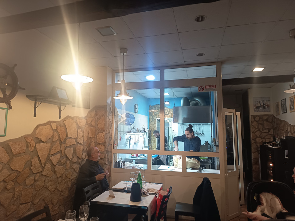 La Cambusa di Centocelle: dove il mare incontra la creatività di Marco Liberati<br />Nel cuore pulsante di Centocelle, tra vie che profumano di romanità autentica, c’è un luogo che porta il mare direttamente in tavola: La Cambusa. Un ristorante che dal 2017 è diventato un riferimento per chi cerca pesce fresco, idee nuove e una cucina che sa sorprendere senza mai perdere il contatto con la tradizione.<br />Dietro ai fornelli c’è Marco Liberati, chef giramondo che ha fatto tesoro delle esperienze maturate tra Londra, l’Egitto, le Canarie e l’Olanda. Dopo anni all’estero ha scelto di tornare nella sua Roma con un progetto chiaro: proporre una cucina di mare diversa dal solito, personale, cucita su stagionalità e qualità.<br /><br />«Non volevo il classico ristorante di pesce – racconta Marco – dove trovi sempre le stesse proposte. La Cambusa nasce per offrire qualcosa di curato, originale, capace di stupire senza perdere l’essenza del mare.»<br /><br />La sua filosofia si basa su tre pilastri:<br />materia prima freschissima, stagionalità e abbinamenti inusuali, che riescono a mantenere l'equilibrio tra sapore e creatività. Il menu cambia spesso, seguendo pesce del giorno, verdure e ciclicità naturale degli ingredienti. Ogni visita, quindi, è un piccolo viaggio gastronomico sempre nuovo.<br /><br />Anche l’ambiente riflette la personalità dello chef: accogliente, curato, elegante senza essere ingessato. Un posto dove sentirsi a casa ma con la certezza di vivere un’esperienza diversa dal solito.<br />Con passione e dedizione, Marco Liberati ha trasformato La Cambusa in una delle mete gastronomiche più interessanti del quartiere, e non solo. Un indirizzo da segnare per chi ama il mare… anche quando si è lontani dalla costa.<br />Info e contatti: