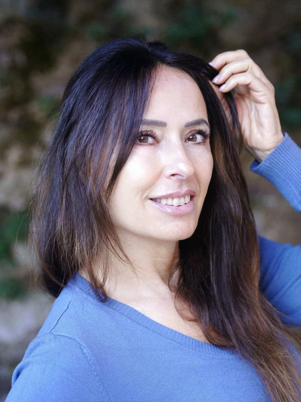 Manuela Boccanera: forza, curiosità e versatilità nella scena artistica contemporaneaAttrice, sceneggiatrice e speaker, un percorso eclettico tra teatro, cinema, televisione e radioManuela Boccanera è un’attrice, sceneggiatrice e speaker italiana attiva nel teatro, cinema, televisione, doppiaggio e radio. Nata a Roma, ha costruito un percorso artistico eclettico, caratterizzato da ruoli intensi, progetti di scrittura e collaborazioni con registi affermati sia nel panorama mainstream sia indipendente.Come è iniziato il tuo percorso artistico?Ho intrapreso la mia carriera relativamente tardi. Fin da bambina desideravo fare l’attrice, ma mi sembrava un sogno lontano: nella mia famiglia nessuno era nel mondo dell’arte. La mia poliedricità nasce sia dallo spirito di sopravvivenza — provare teatro, doppiaggio, radio e cinema — sia dal mio carattere curioso e intraprendente. Ho bisogno di stimoli costanti; se resto ferma, mi spengo.Che ruolo ha avuto il teatro nella tua formazione?Il teatro è stato fondamentale: la prima forma espressiva che mi ha permesso di rivelare chi sono veramente. Ho lavorato con registi come Claudio Boccaccini, Giuliano Vasilicò e Gian Franco Mazzoni. È stato anche un banco di prova personale, per confermare le mie capacità, e ha segnato una vera svolta nella mia vita artistica.Quali esperienze cinematografiche ritieni più significative?Ho lavorato con registi come Pupi Avati e Luigi Magni, anche in ruoli marginali. Esperienze fondamentali sono state però i lungometraggi indipendenti, soprattutto con Vincenzo Totaro, come La casa del padre e Isolitudine pandemica, che mi hanno permesso di interpretare ruoli complessi e di ricevere premi e riconoscimenti.In che modo il lavoro di sceneggiatrice arricchisce la tua recitazione?Scrivere sceneggiature e recitare sono attività strettamente collegate. Per scrivere devo conoscere a fondo la psicologia dei personaggi, immaginare le loro emozioni. Questo processo rafforza la mia recitazione, mentre l’esperienza teatrale e cinematografica mi aiuta a rendere autentici i personaggi sulla pagina.A cosa stai lavorando attualmente?Sto realizzando un cortometraggio da me scritto, L’ultimo saluto, diretto da Luciano Luminelli, ispirato a una storia vera ambientata in Grecia durante la Seconda Guerra Mondiale. Il film è stato presentato alla 82ª Mostra di Venezia e vede nel cast attori come Sebastiano Somma, Jonis Bascir e Nando Irene.